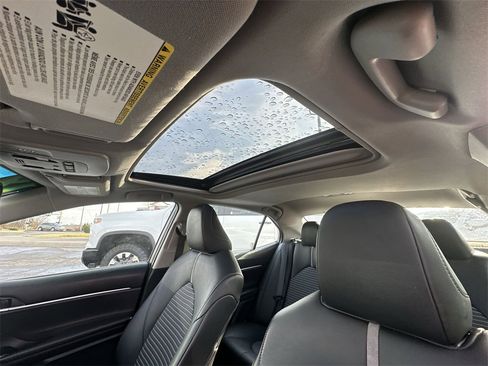 Used 2018 Toyota Camry SE image 21