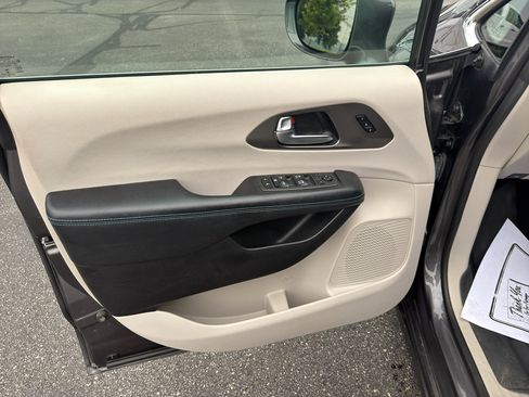 Used 2021 Chrysler Pacifica Touring-L FWD image 13