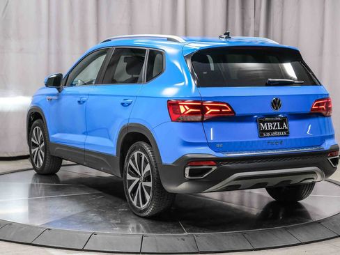 Used 2022 Volkswagen Taos SE FWD image 2