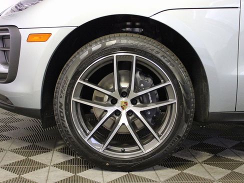 Certified 2025 Porsche Macan AWD/4WD image 38