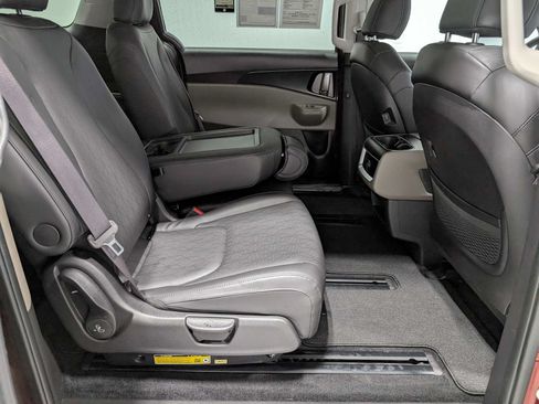 Used 2025 Kia Carnival FWD image 43