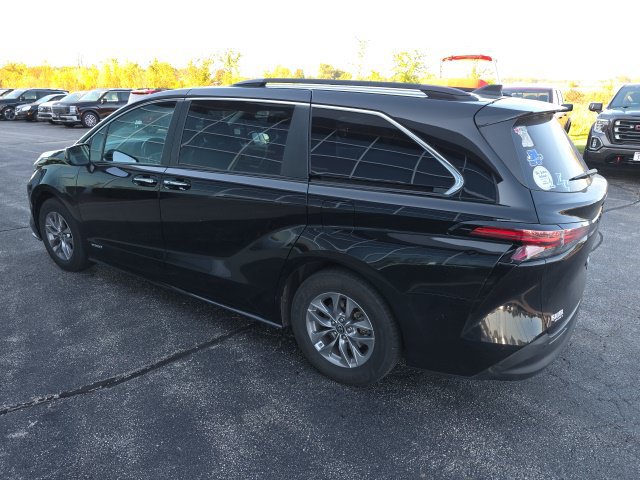 Used 2021 Toyota Sienna XLE w/ XLE Plus Package FWD image 12
