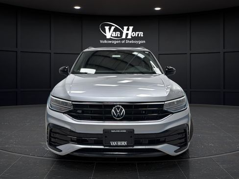 Used 2024 Volkswagen Tiguan SE R-Line AWD/4WD image 2