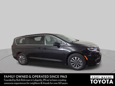 Used 2023 Chrysler Pacifica Touring-L FWD image 5