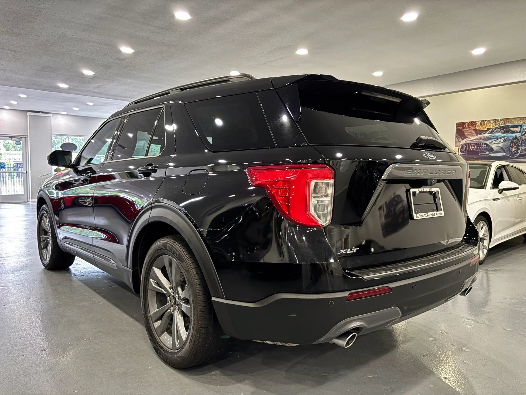 Used 2021 Ford Explorer XLT w/ Equipment Group 202A RWD image 5