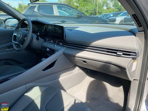 New 2025 Hyundai Elantra SEL image 32