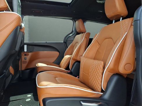 New 2026 Chrysler Pacifica Pinnacle image 12