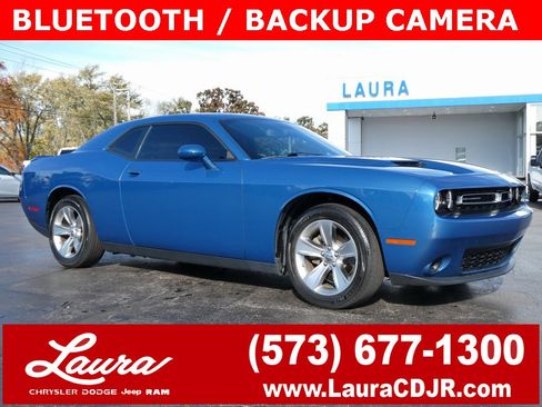 Used 2022 Dodge Challenger SXT image 1