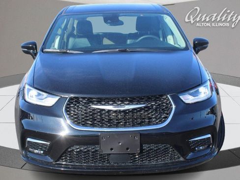 Used 2024 Chrysler Pacifica Touring-L image 11