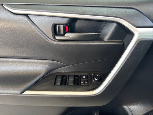 Used 2021 Toyota RAV4 LE AWD/4WD image 9