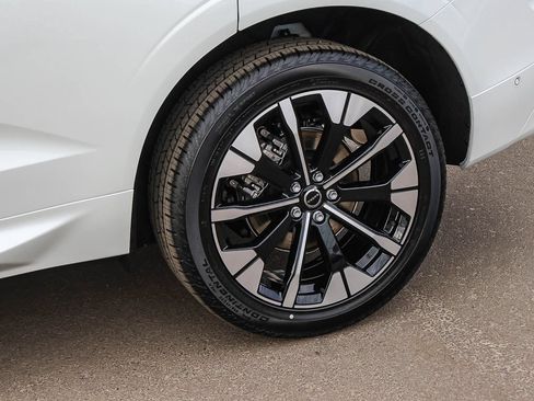 New 2027 Volvo XC60 B5 Plus AWD/4WD image 9