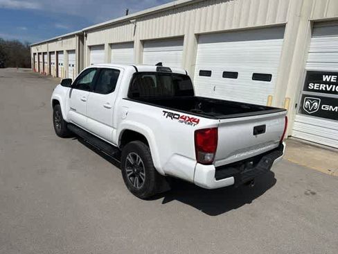 Used 2017 Toyota Tacoma TRD Sport w/ Tow Package (A/T) image 12