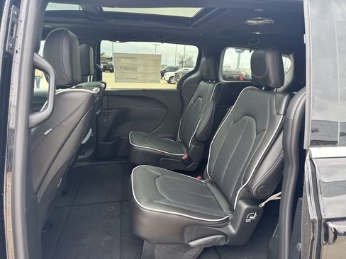 New 2026 Chrysler Pacifica Limited image 24