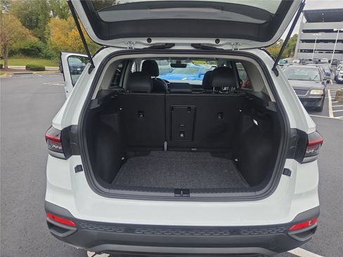 Certified 2025 Volkswagen Taos SE image 30