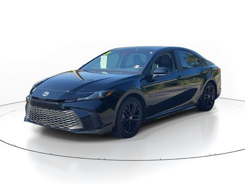 Used 2025 Toyota Camry SE FWD image 3