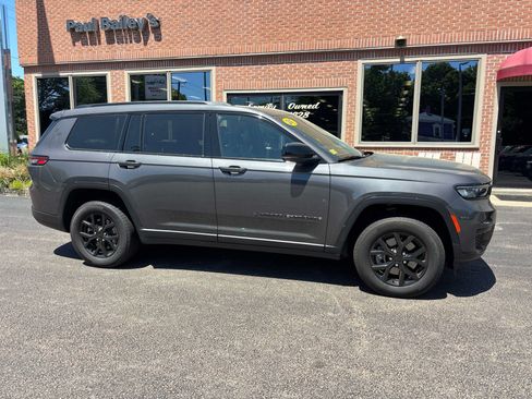 Used 2024 Jeep Grand Cherokee L Altitude AWD/4WD image 29
