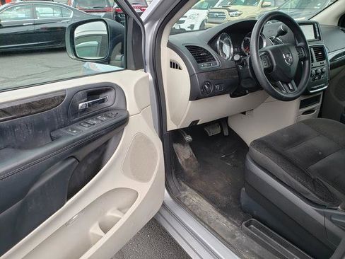 Used 2019 Dodge Grand Caravan SE FWD image 10