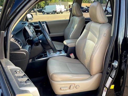 Used 2018 Toyota 4Runner SR5 Premium image 25