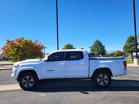 Used 2017 Toyota Tacoma TRD Sport w/ Premium & Technology Package image 8