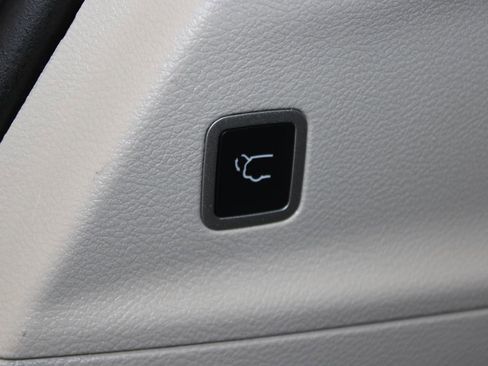 Used 2023 Chrysler Pacifica Limited FWD image 17