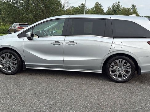 Used 2025 Honda Odyssey Touring image 11