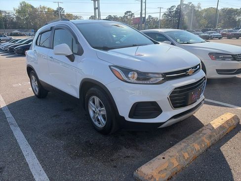 Used 2021 Chevrolet Trax LT w/ LT Convenience Package image 1