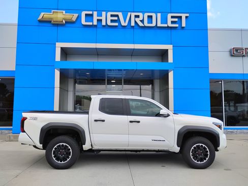 Used 2025 Toyota Tacoma TRD Off-Road AWD/4WD image 5