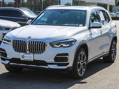 Used 2022 BMW X5 xDrive40i w/ Parking Assistance Package AWD/4WD image 3