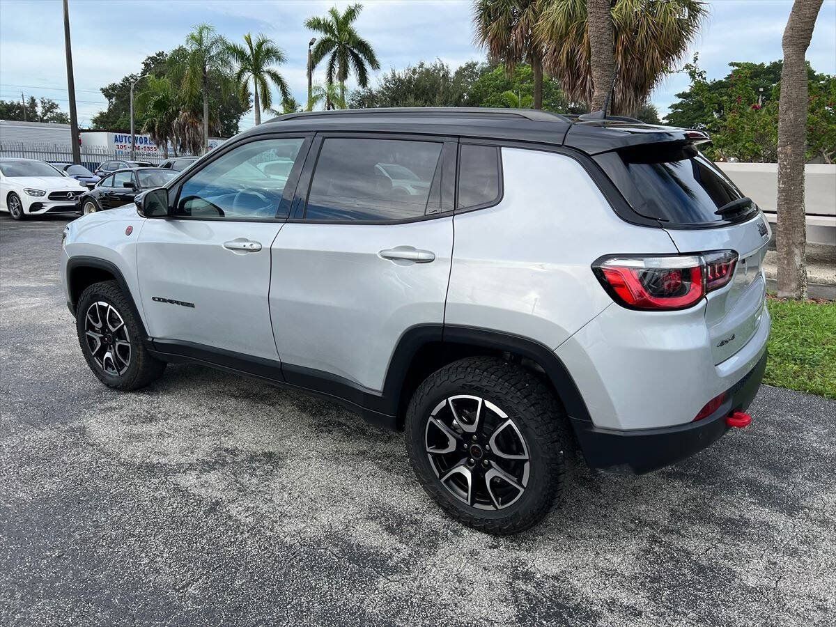 Used 2025 Jeep Compass Trailhawk AWD/4WD image 7