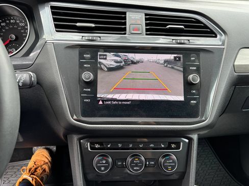 Used 2021 Volkswagen Tiguan SE AWD/4WD image 9