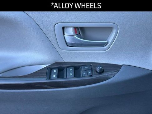 Used 2015 Toyota Sienna XLE image 14