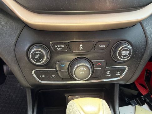 Used 2017 Jeep Cherokee Latitude FWD image 11