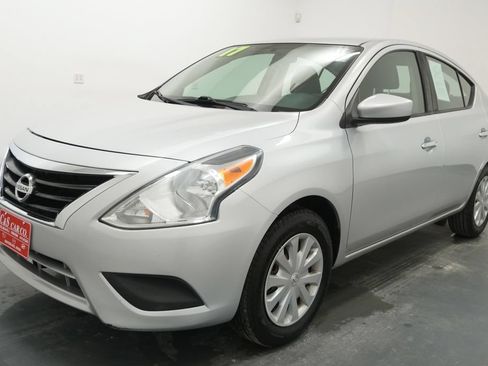 Used 2017 Nissan Versa SV FWD image 3