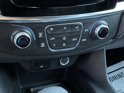 Used 2023 Chevrolet Traverse LT image 19