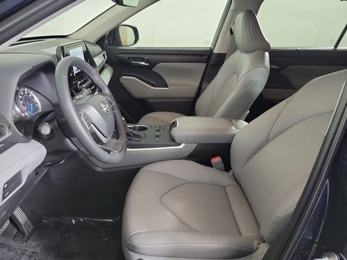 Used 2025 Toyota Highlander XLE AWD/4WD image 19