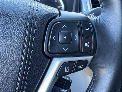 Used 2017 Toyota Highlander Limited w/ Carpet Mat Package image 16