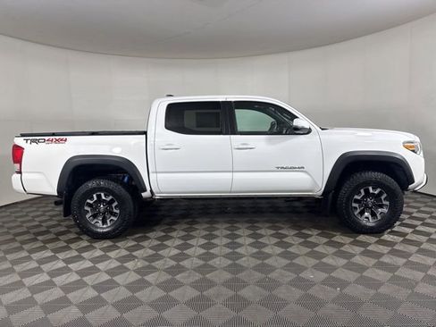 Used 2016 Toyota Tacoma TRD Off-Road w/ Premium & Technology Package image 2
