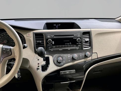 Used 2012 Toyota Sienna LE w/ Towing Pkg FWD image 7