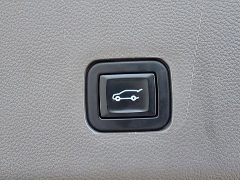 Certified 2020 Chevrolet Traverse LT image 9