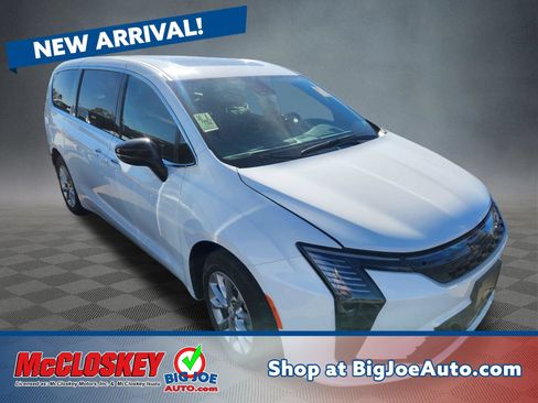 Used 2027 Chrysler Pacifica Limited FWD image 1