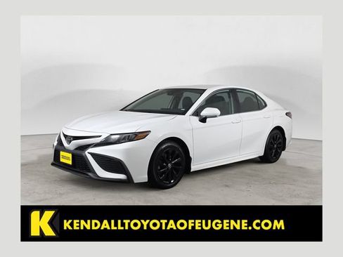 Used 2022 Toyota Camry SE FWD image 1