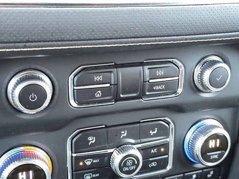 Used 2024 GMC Yukon SLT image 31