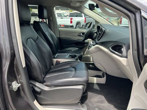 Used 2023 Chrysler Pacifica Touring-L FWD image 15