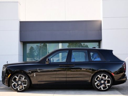 New 2026 Rolls-Royce Cullinan Black Badge image 3