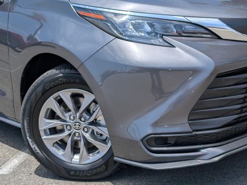 Used 2025 Toyota Sienna LE FWD image 11