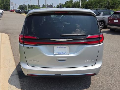 Used 2024 Chrysler Pacifica Limited FWD image 11