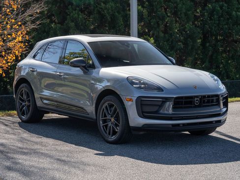 Certified 2025 Porsche Macan Turbo image 9
