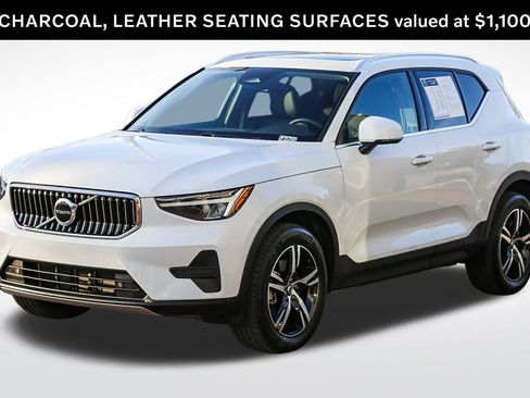 Used 2025 Volvo XC40 B5 Core image 3