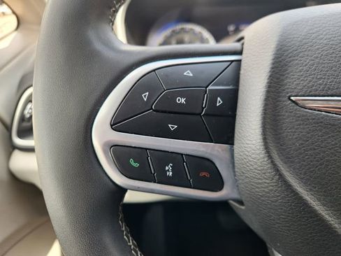 Used 2024 Chrysler Pacifica Touring-L FWD image 28