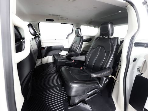 Used 2020 Chrysler Pacifica Touring-L FWD image 16